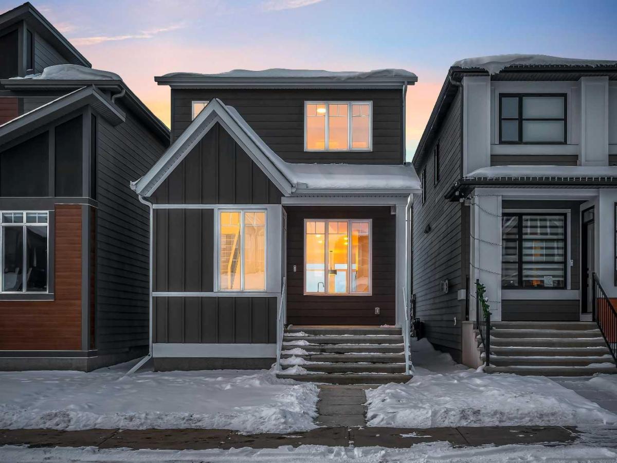 94 Royston Park NW Calgary AB T3L 0M4 MLS #A2274456 MLS #A2274456 image #0