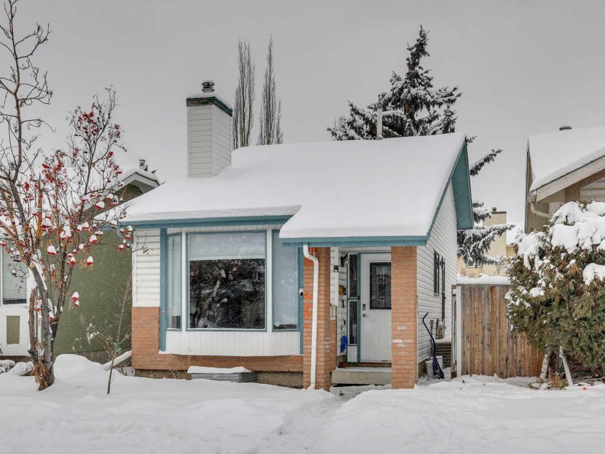 68 Woodglen Close SW Calgary AB T2W 4N1 MLS #A2274552 MLS #A2274552 image #0