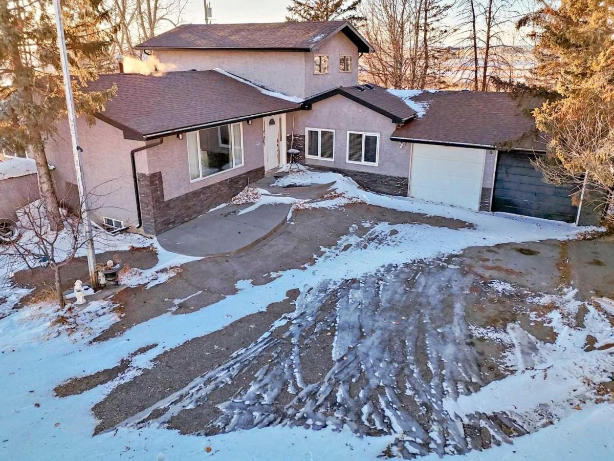 284211 Township Road 252 Rural Rocky View County AB T1Z 0M7 MLS #A2275897 MLS #A2275897 image #0
