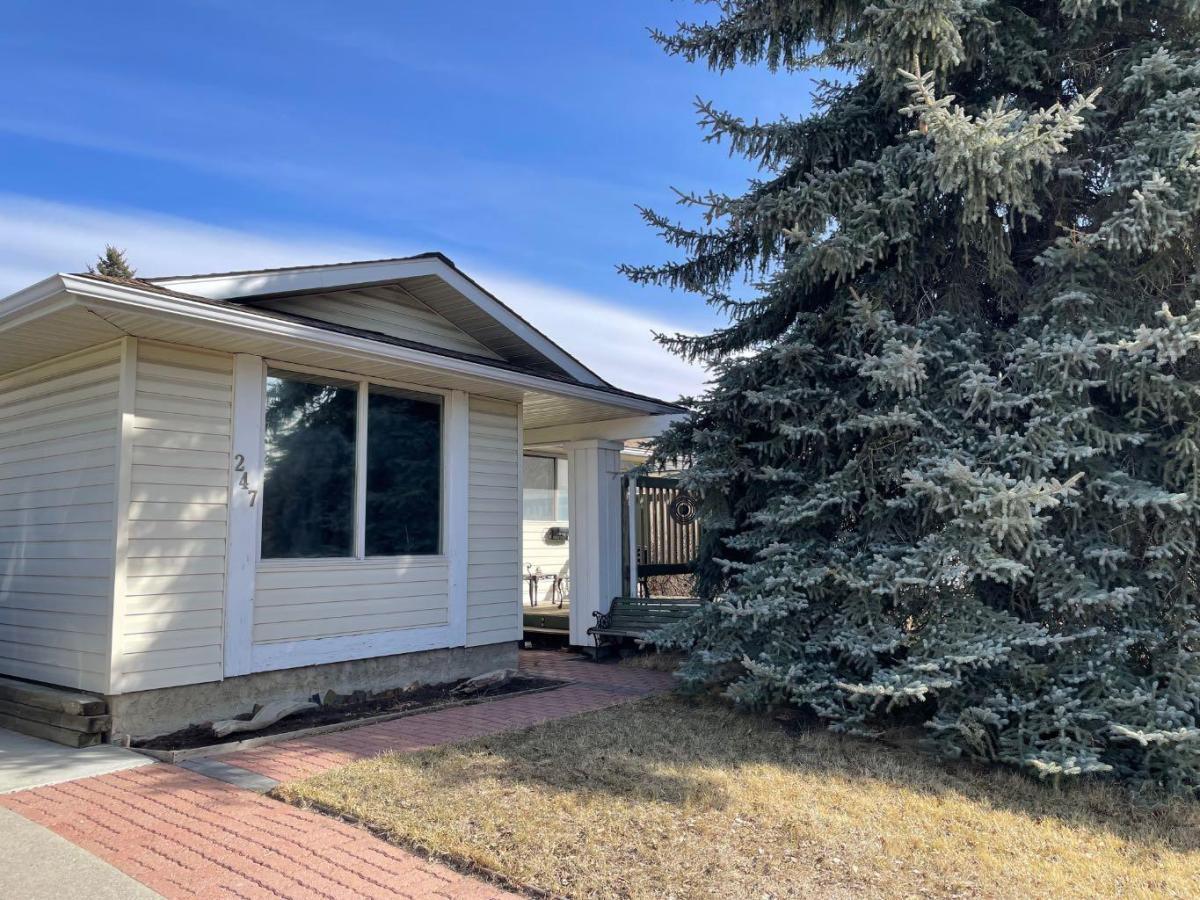 247 Bracewood Road SW Calgary AB T2W 3C2 | MLS #A2293348 MLS #A2293348 image #0