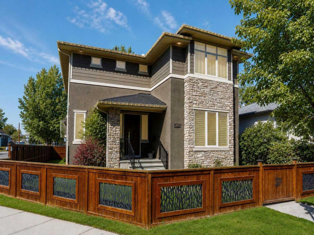 201 12 Street NE Calgary AB T2E 4P7 | MLS #A2295084 MLS #A2295084 image #0