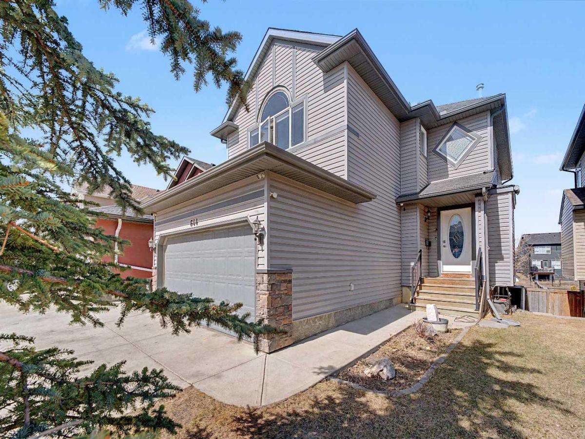 644 Luxstone Landing SW Airdrie AB T4B 3L2 | MLS #A2300968 MLS #A2300968 image #0