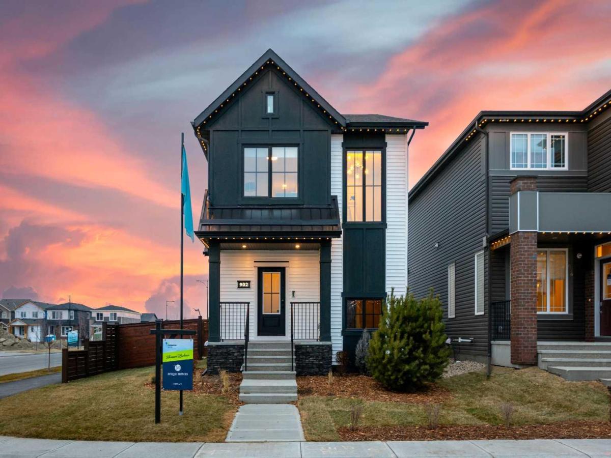902 Chinook Winds Meadow SW Airdrie AB T4B 5P7 | MLS #A2305384 MLS #A2305384 image #0