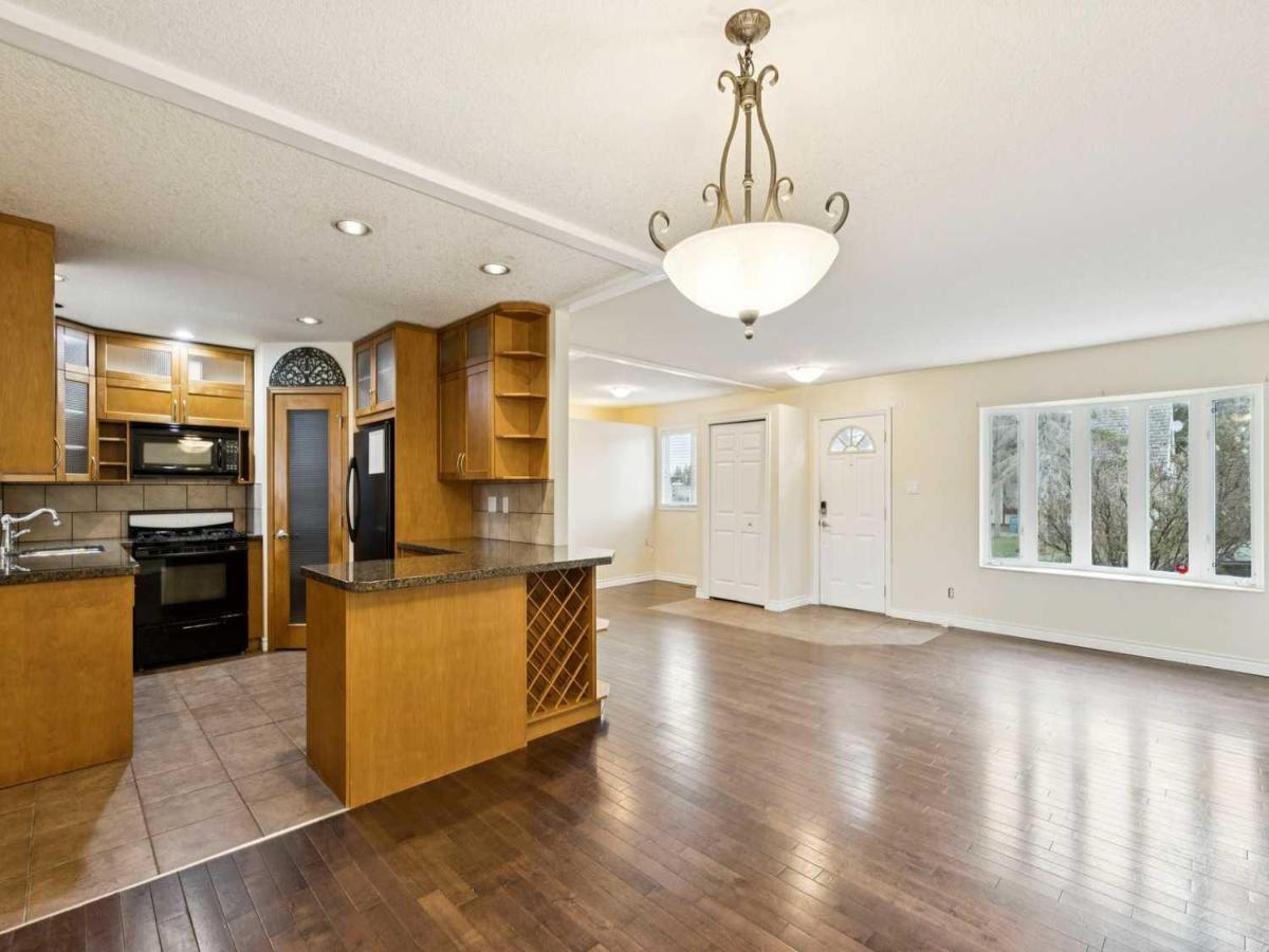 7615 36 Avenue NW Calgary AB T3B1V2 | MLS #A2308209 MLS #A2308209 image #0