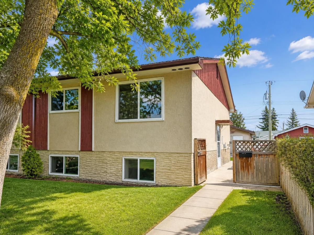 422 40 Street NE Calgary AB T2A0M5 | MLS #A2309318 MLS #A2309318 image #0