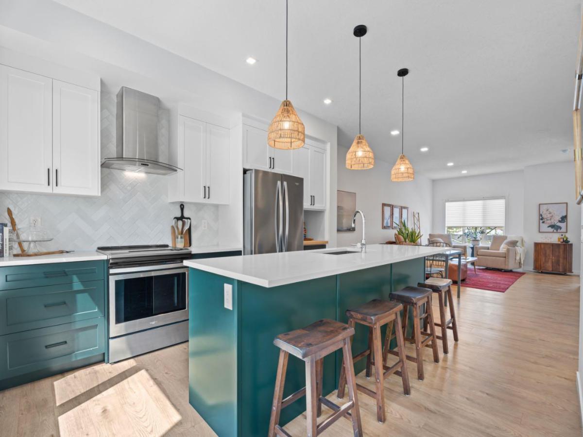 408 Greenbriar Common NW Calgary AB T3B 6J3 | MLS #A2315369 MLS #A2315369 image #0