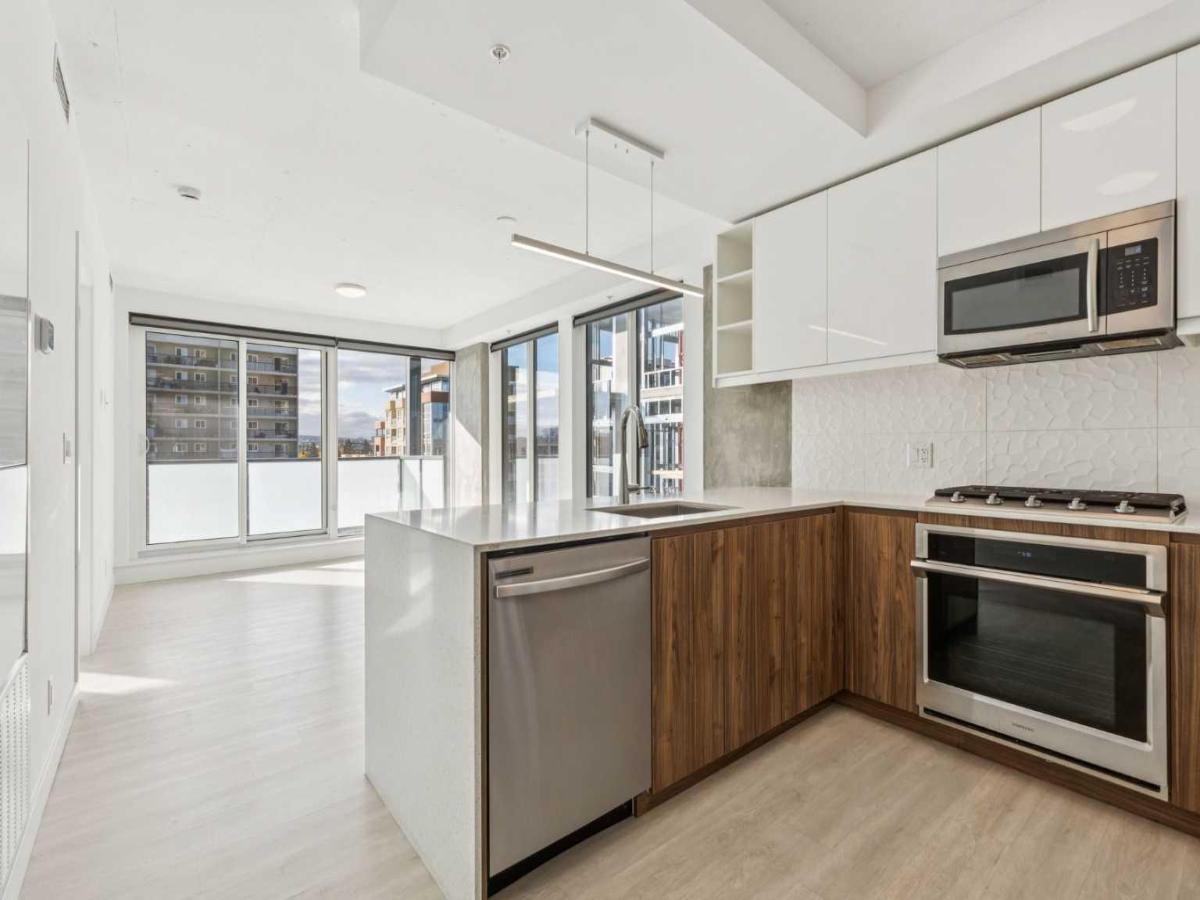 812, 327 9A Street NW Calgary AB T2N 1T7 | MLS #A2317195 MLS #A2317195 image #0