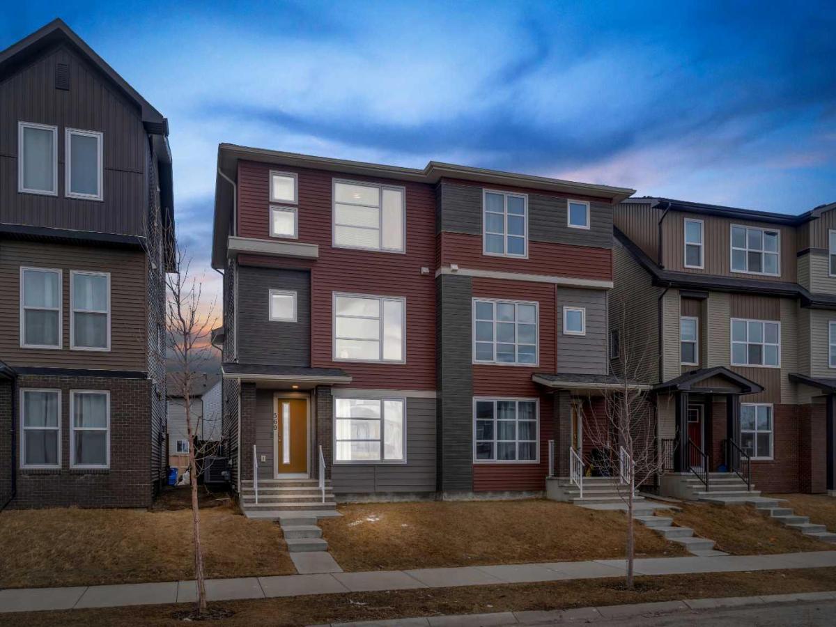 569 savanna Boulevard NE Calgary AB T3J0X3 | MLS #A2317771 MLS #A2317771 image #0