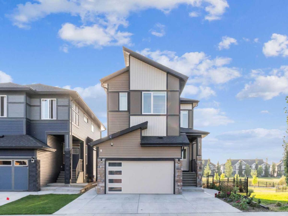 51 Midgrove Drive SW Airdrie AB T4B 5K7 | MLS #A2318040 MLS #A2318040 image #0