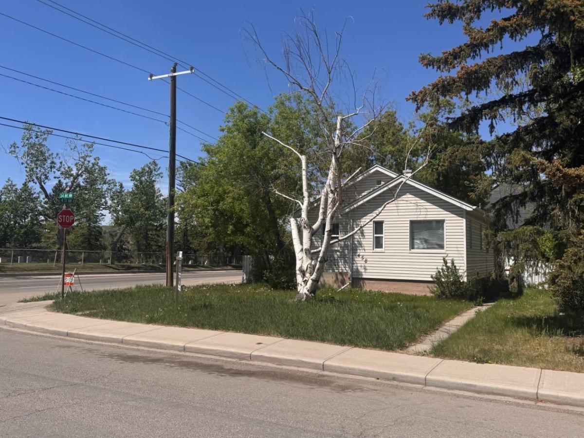 458 34 Avenue NW Calgary AB T2K0B8 | MLS #A2318118 MLS #A2318118 image #0