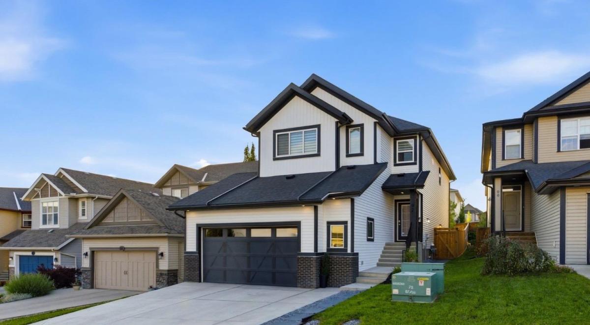 92 Heritage Hill Cochrane AB T4C 0L4 | MLS #A2318437 MLS #A2318437 image #0