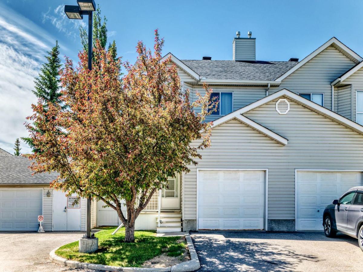325 Mt Douglas Manor SE Calgary AB T2Z 3C8 | MLS #A2318795 MLS #A2318795 image #0