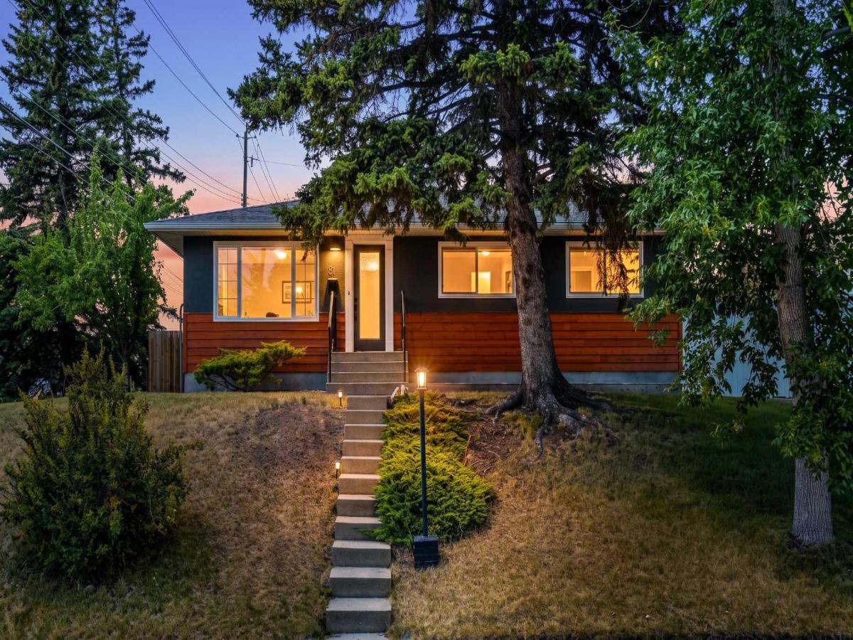 81 White Oak Crescent SW Calgary AB T3C 3J9 | MLS #A2319443 MLS #A2319443 image #0