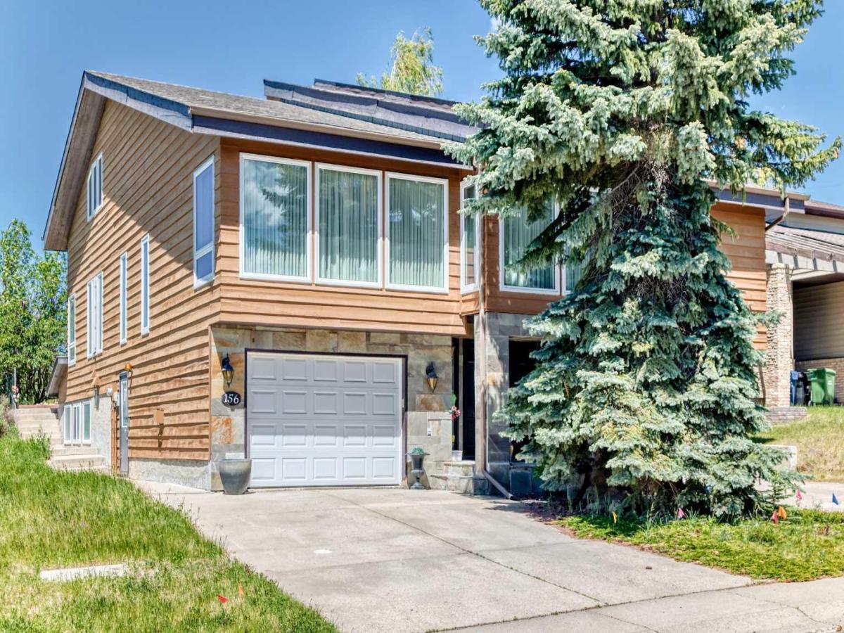156 Edgehill Close NW Calgary AB T3A2X1 | MLS #A2319829 MLS #A2319829 image #0
