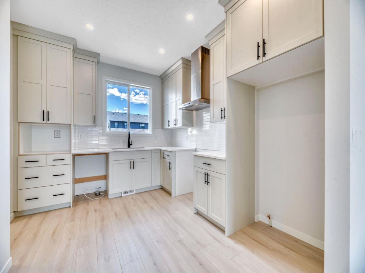 28 Mitchell Way NW Calgary AB T3R 2G2 | MLS #A2320972 MLS #A2320972 image #0
