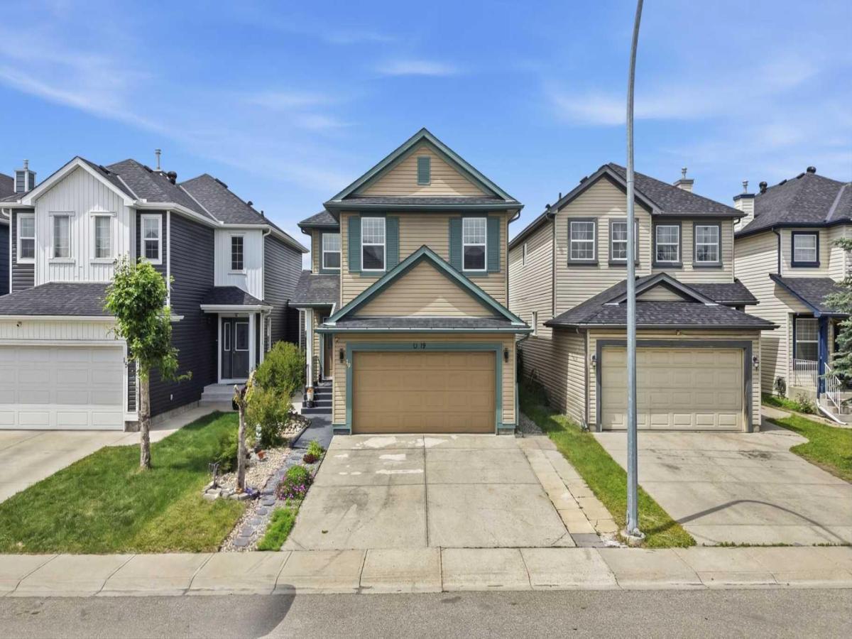 19 MARTHA'S MEADOW Close Calgary AB T3J 4N7 | MLS #A2322586 MLS #A2322586 image #0