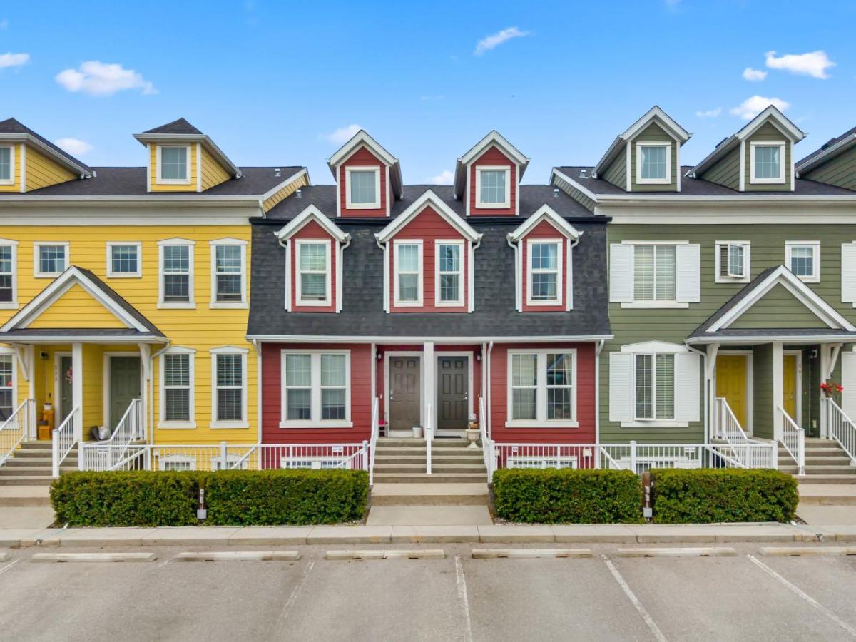 517 Mckenzie Towne Close SE Calgary AB T2Z 1A7 | MLS #A2322772 MLS #A2322772 image #0