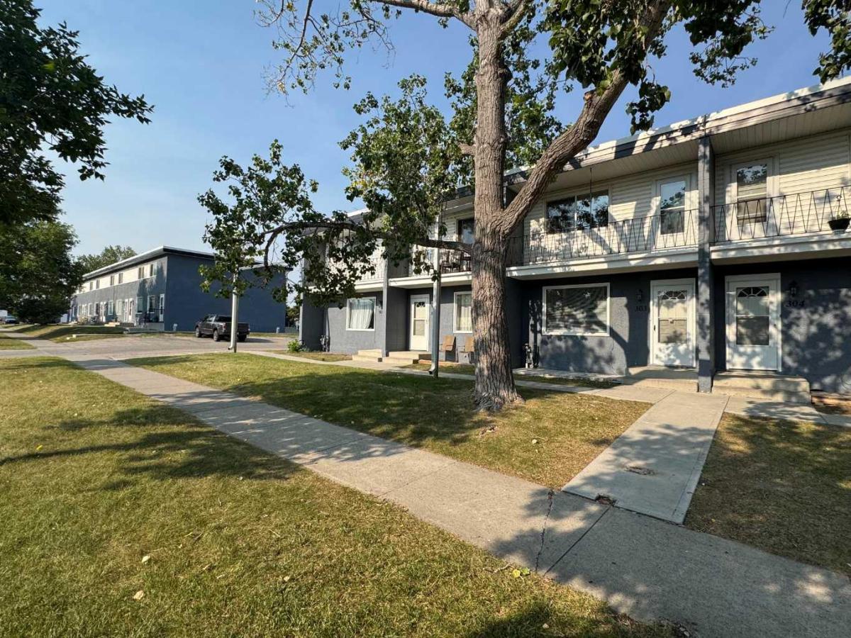 303, 2211 19 Street NE Calgary AB T2E 4Y5 | MLS #A2326003 MLS #A2326003 image #0