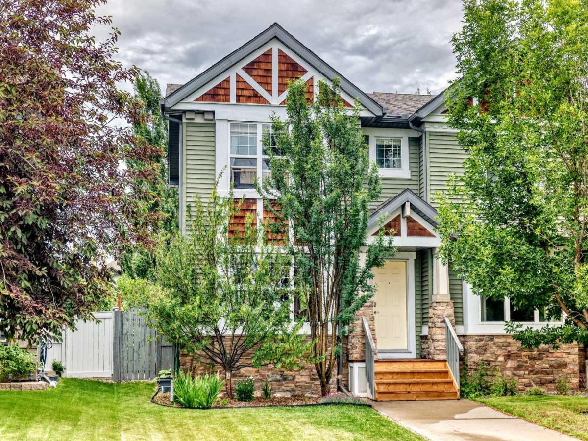 22 Everwillow Circle SW Calgary AB T2V4V2 | MLS #A2327463 MLS #A2327463 image #0