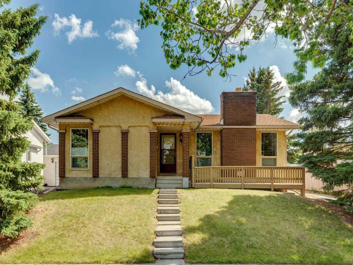 11248 Braeside Drive SW Calgary AB T2W3E4 | MLS #A2330079 MLS #A2330079 image #0