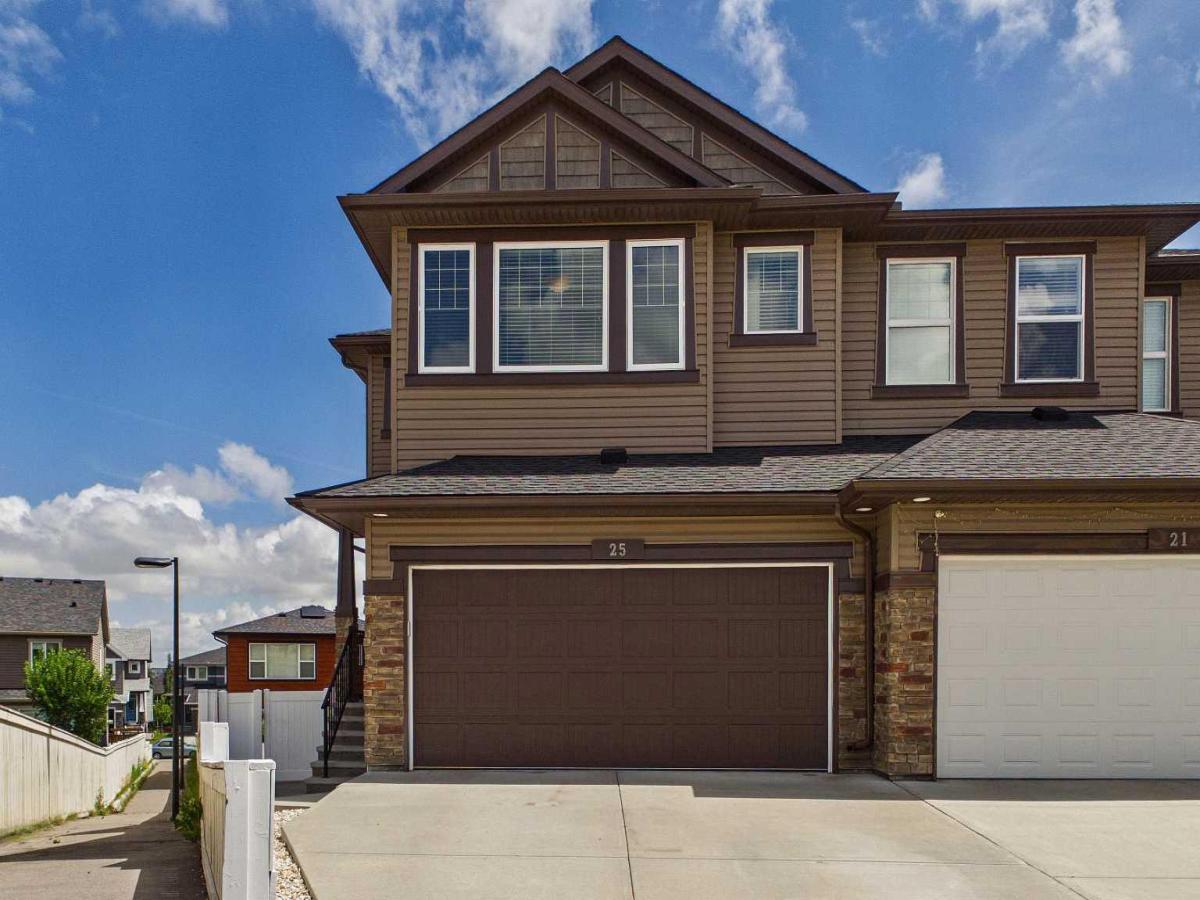 25 Evansglen Mews NW Calgary AB T3P 0P1 | MLS #A2331290 MLS #A2331290 image #0