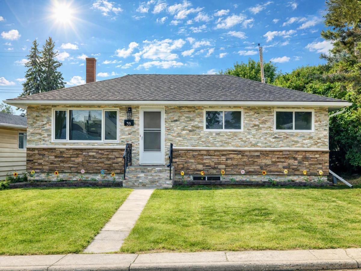 39 Healy Drive SW Calgary AB T2V 2Z8 | MLS #A2331950 MLS #A2331950 image #0