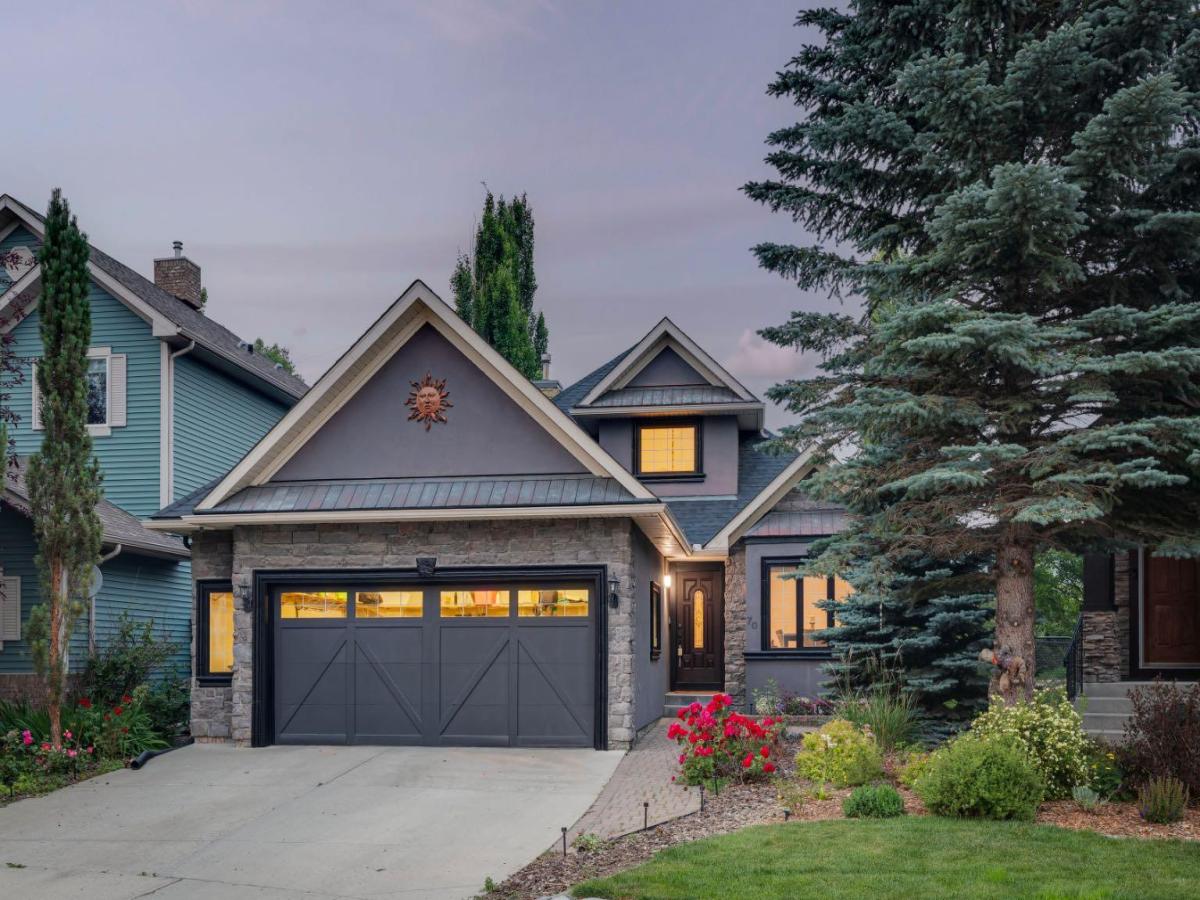 70 Discovery Ridge Court SW Calgary AB T3H 4R3 | MLS #A2332545 MLS #A2332545 image #0