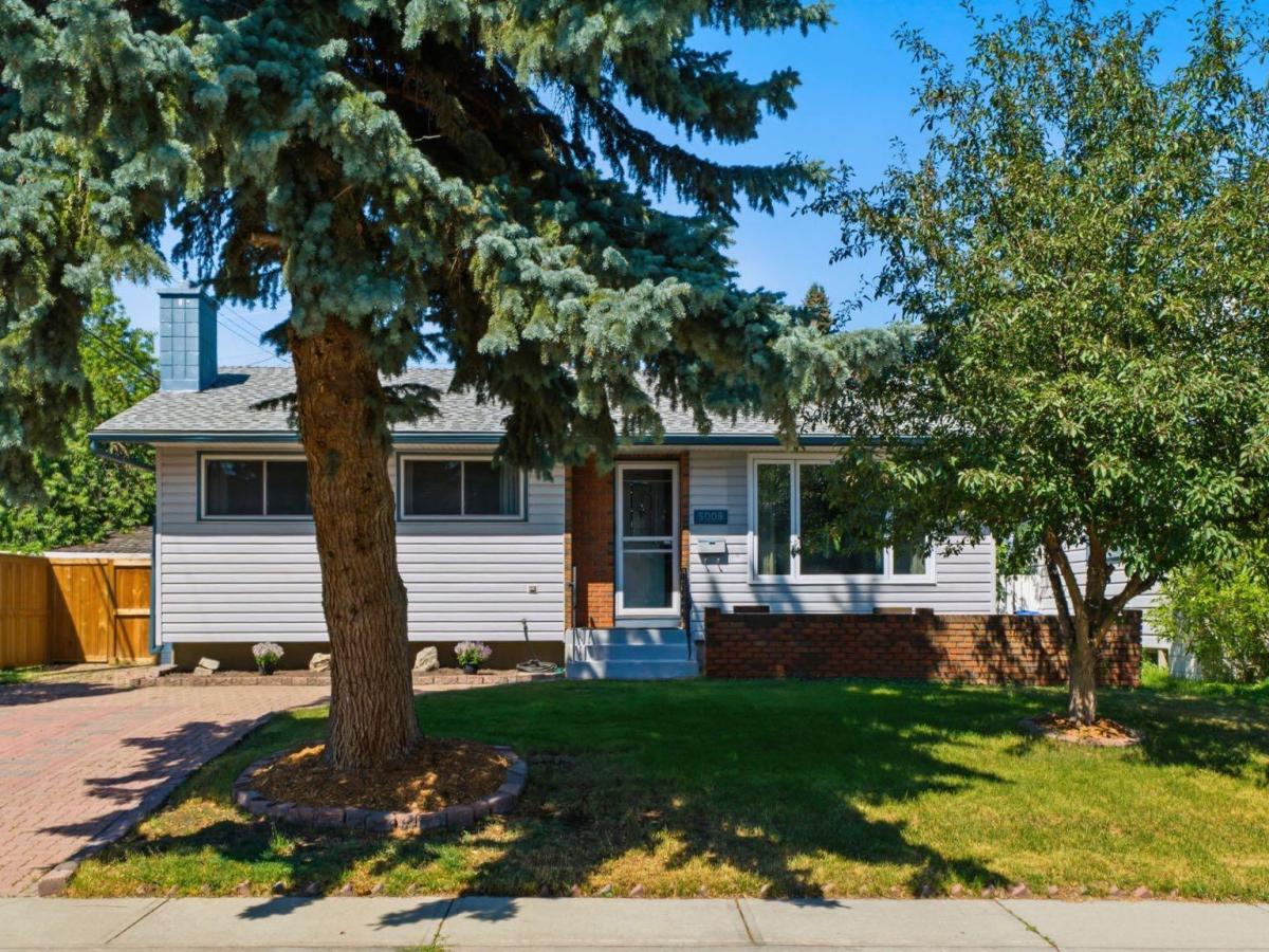 5008 Valiant Drive NW Calgary AB T3A 0Y5 | MLS #A2332704 MLS #A2332704 image #0