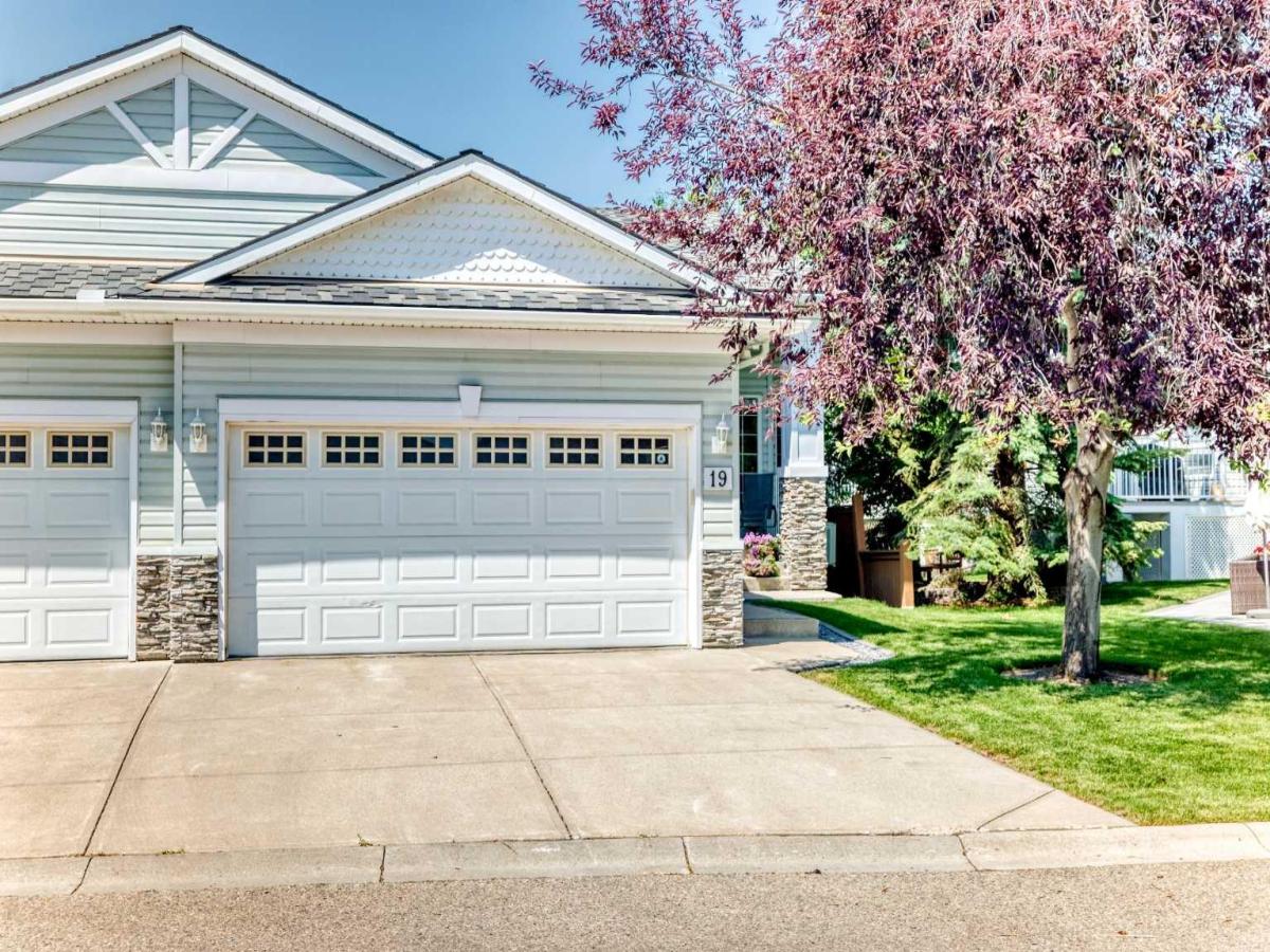 19 Rocky Ridge Villas NW Calgary AB T3G 4R3 | MLS #A2333325 MLS #A2333325 image #0