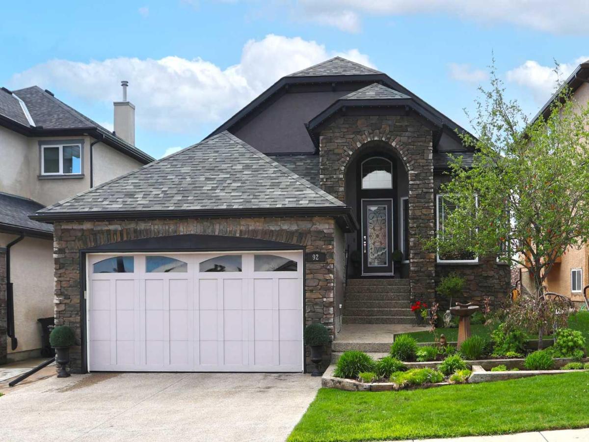 92 Sherwood Rise NW Calgary AB T3R 1P6 | MLS #A2334159 MLS #A2334159 image #0