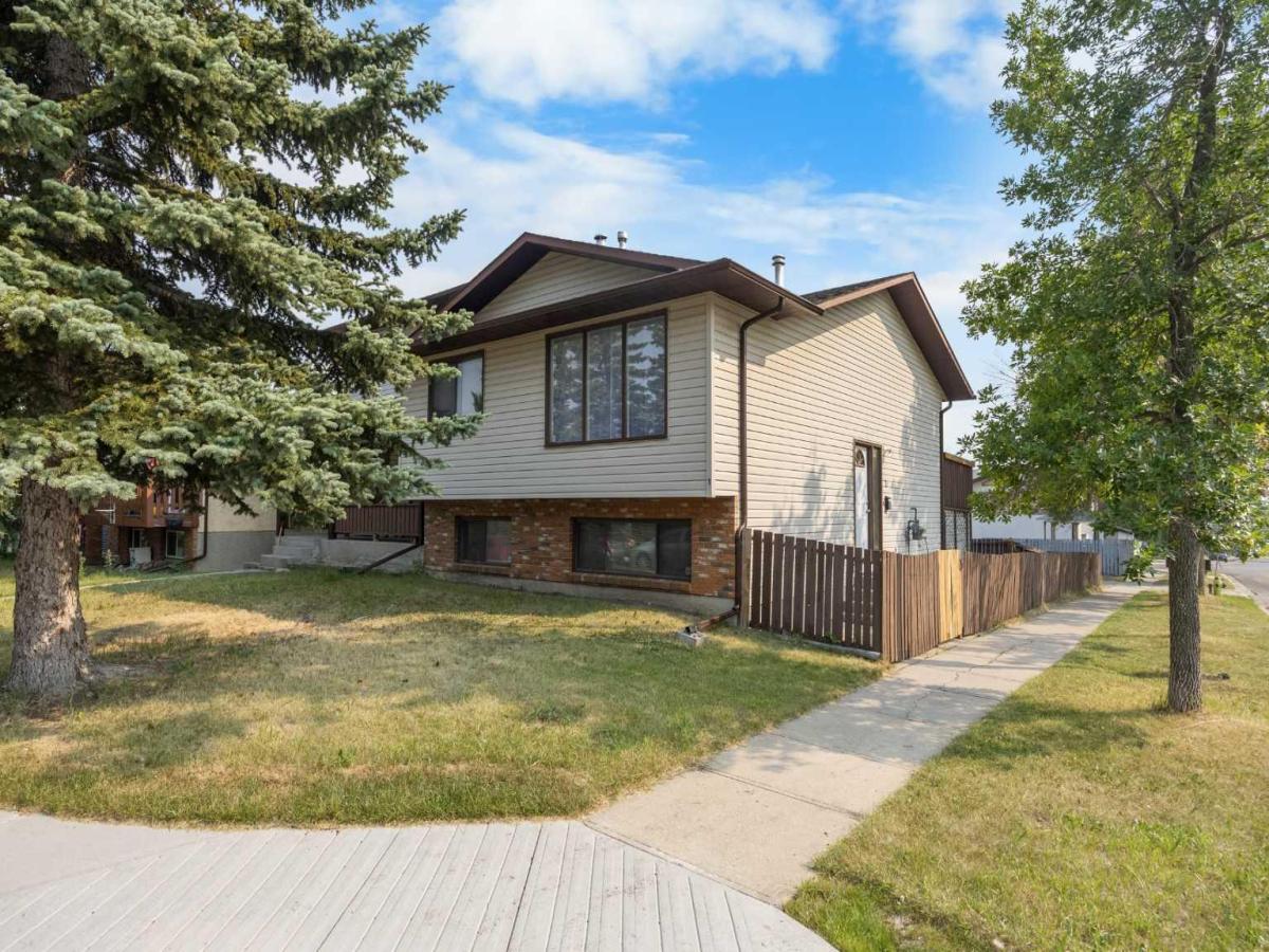 1 Edgewood Drive NW Calgary AB T3A 2T3 | MLS #A2334271 MLS #A2334271 image #0