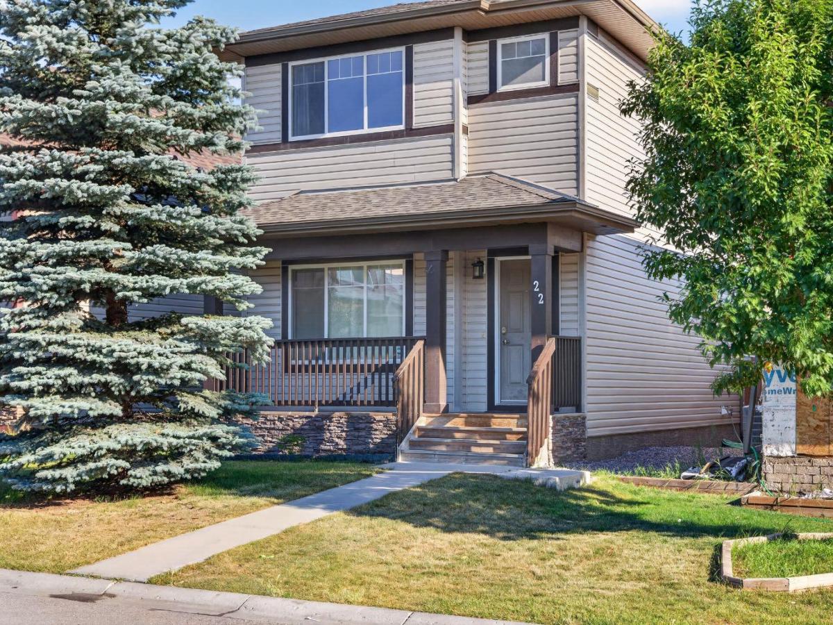 22 Panora Road NW Calgary AB T3K0R4 | MLS #A2334301 MLS #A2334301 image #0