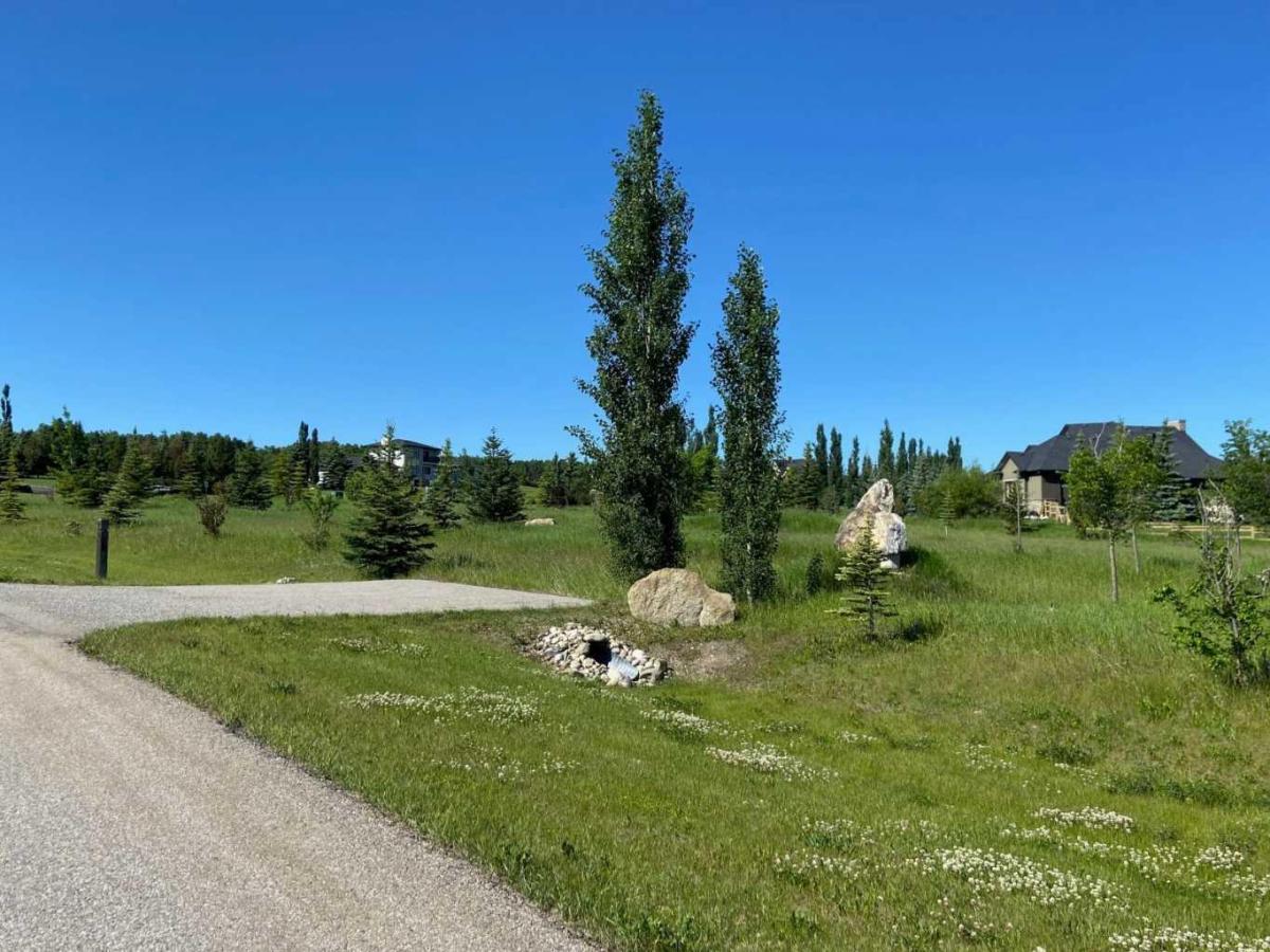 15 Grizzly Way Rural Rocky View County AB T4C 0B5 | MLS #A2336293 MLS #A2336293 image #0