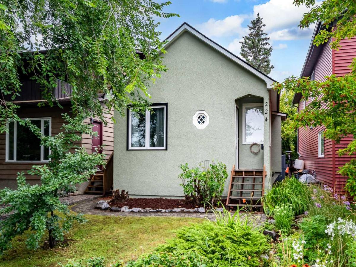 224 30 Avenue NE Calgary AB T2E 2C9 | MLS #A2336683 MLS #A2336683 image #0