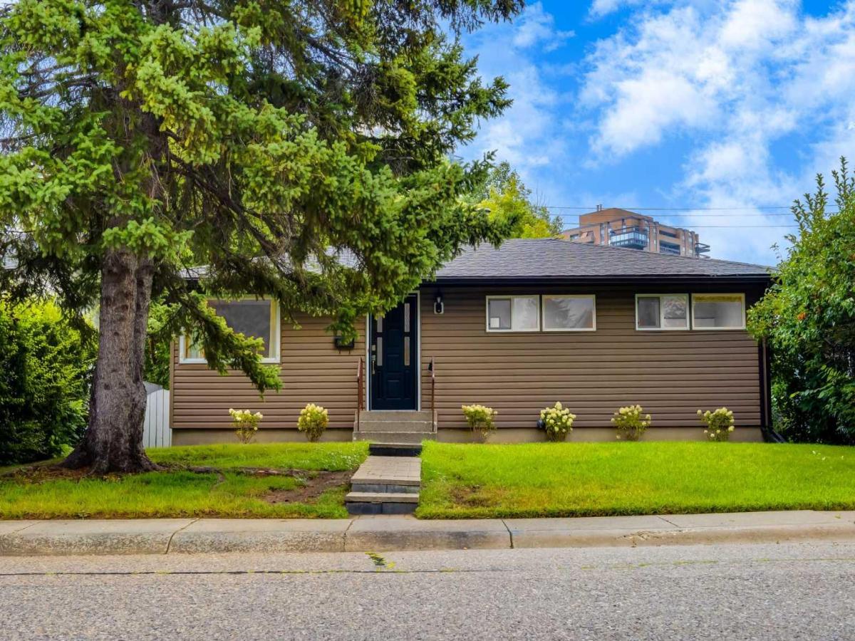 30 Hutton Place SW Calgary AB T2V 3B6 | MLS #A2336909 MLS #A2336909 image #0