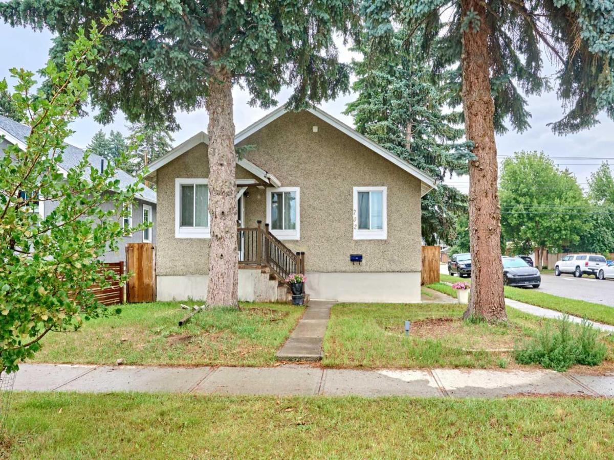 702 17 Avenue NW Calgary AB T2M 0N7 | MLS #A2337596 MLS #A2337596 image #0