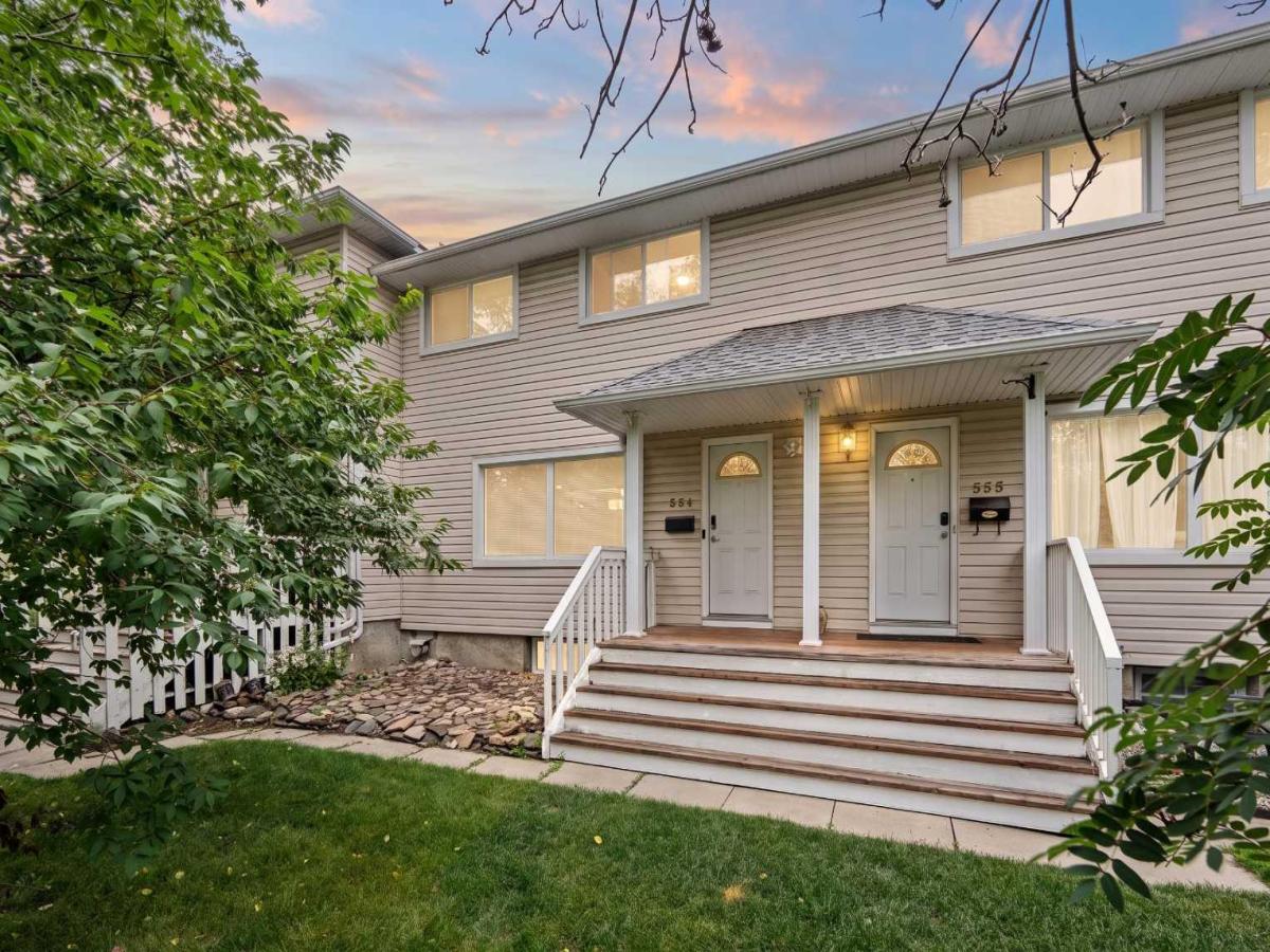 554 Killarney Glen Court SW Calgary AB T3E 7H4 | MLS #A2337776 MLS #A2337776 image #0