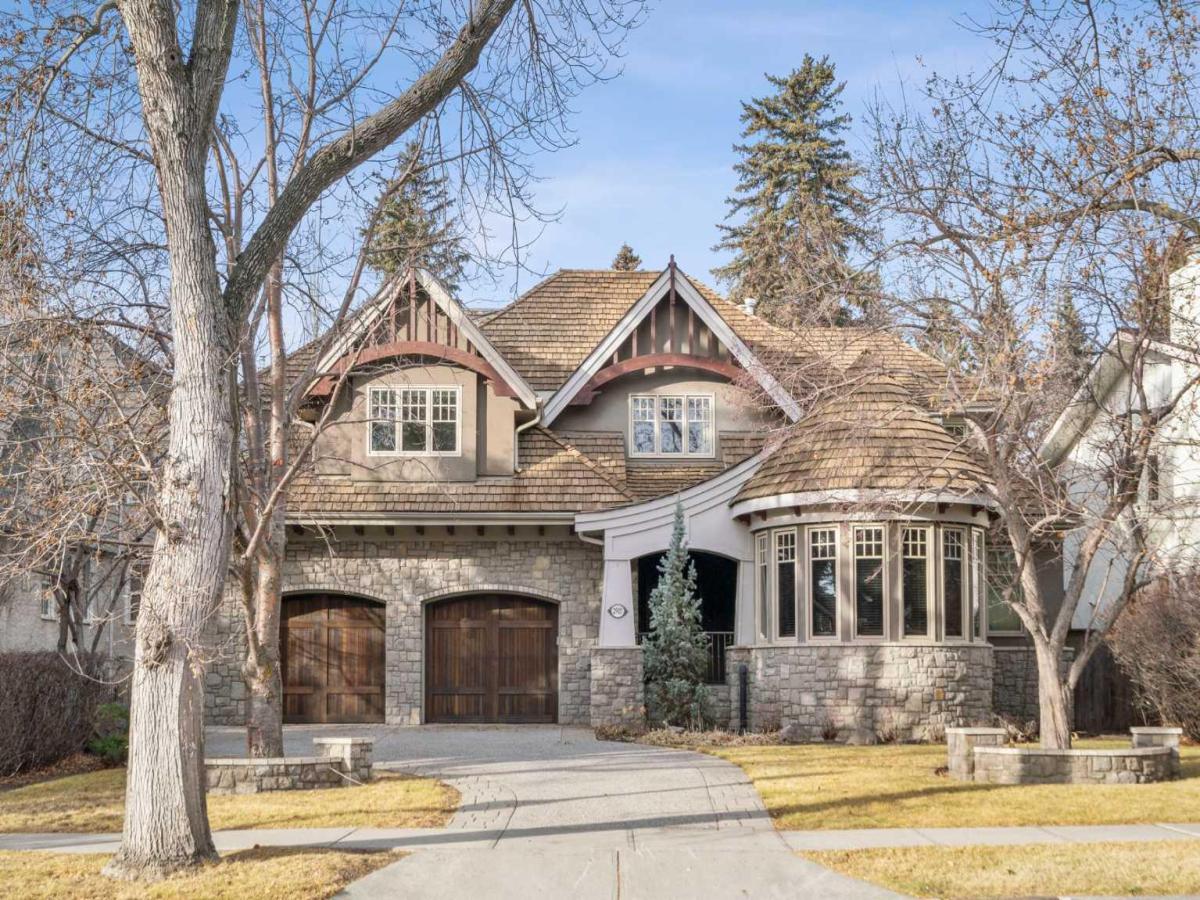 2905 Carleton Street SW Calgary AB T2T 3L1 | MLS #A2337950 MLS #A2337950 image #0