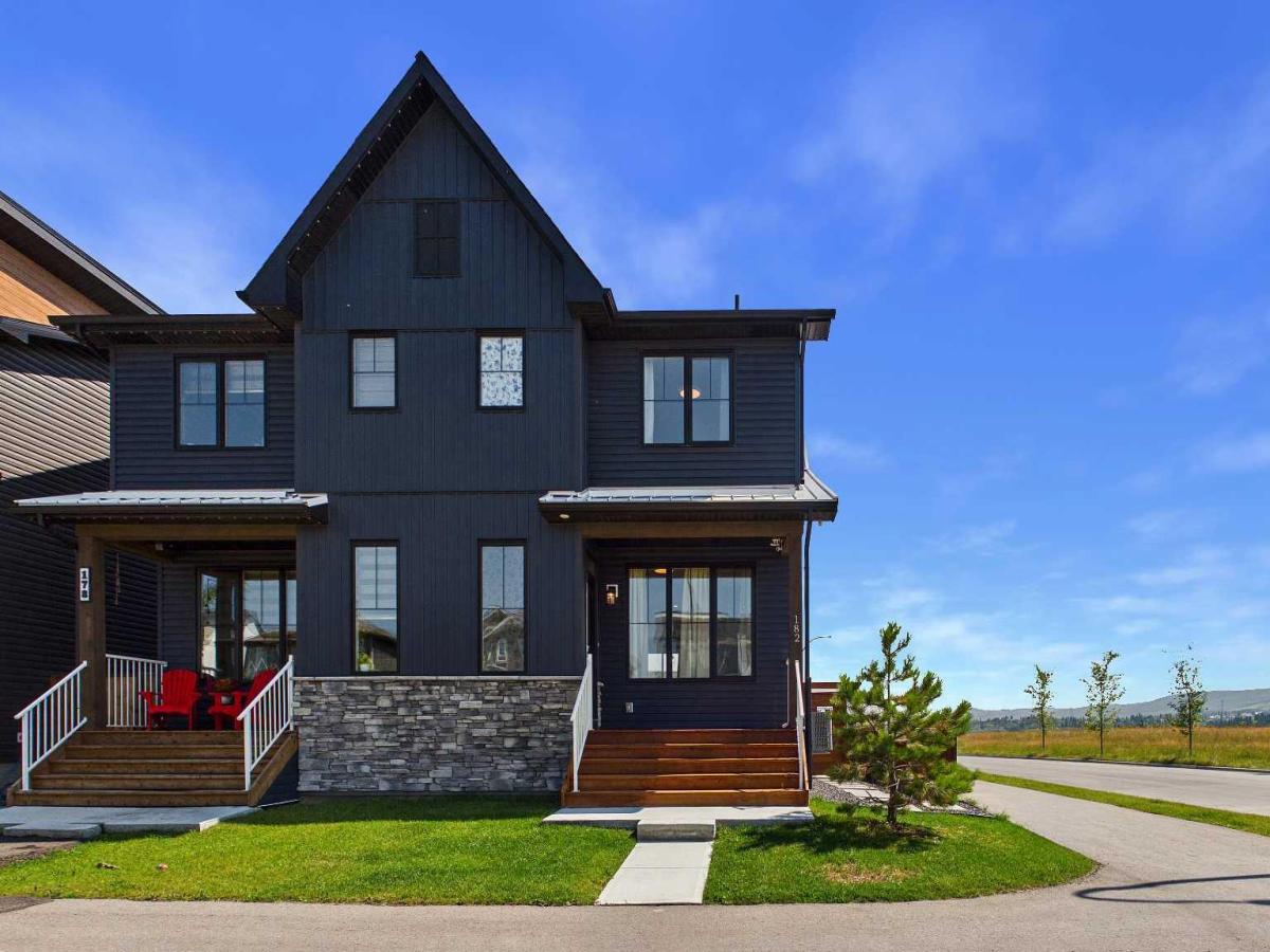 182 Rowley Gate NW Calgary AB T3L 0H7 | MLS #A2338450 MLS #A2338450 image #0