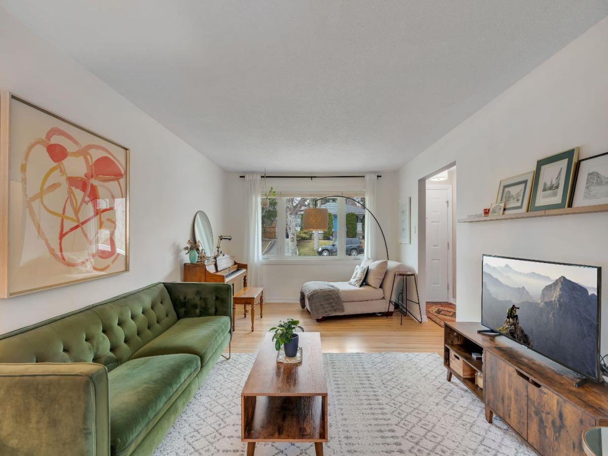 254 Hendon Drive NW Calgary AB T2K 1Z5 | MLS #A2338635 MLS #A2338635 image #0