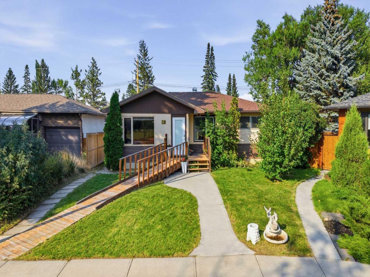 20 Rossburn Crescent SW Calgary AB T3C 2N5 | MLS #A2338828 MLS #A2338828 image #0