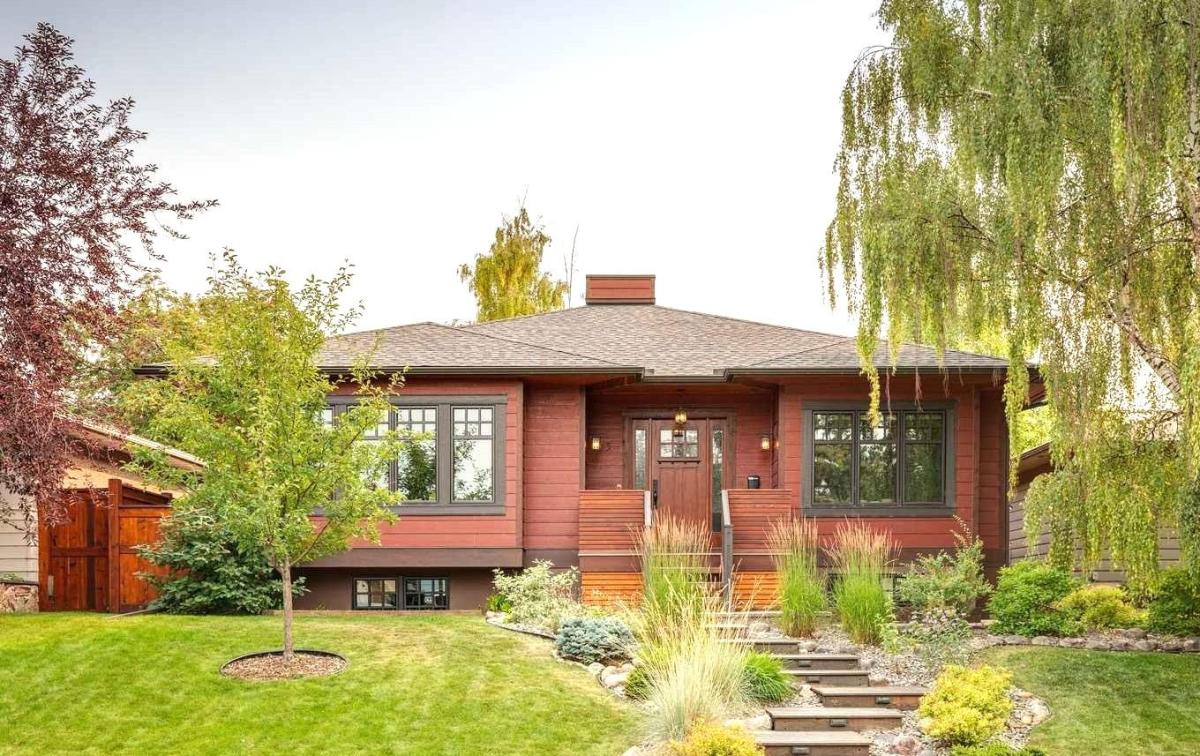 95 Lissington Drive SW Calgary AB T3E 5E4 | MLS #A2338870 MLS #A2338870 image #0