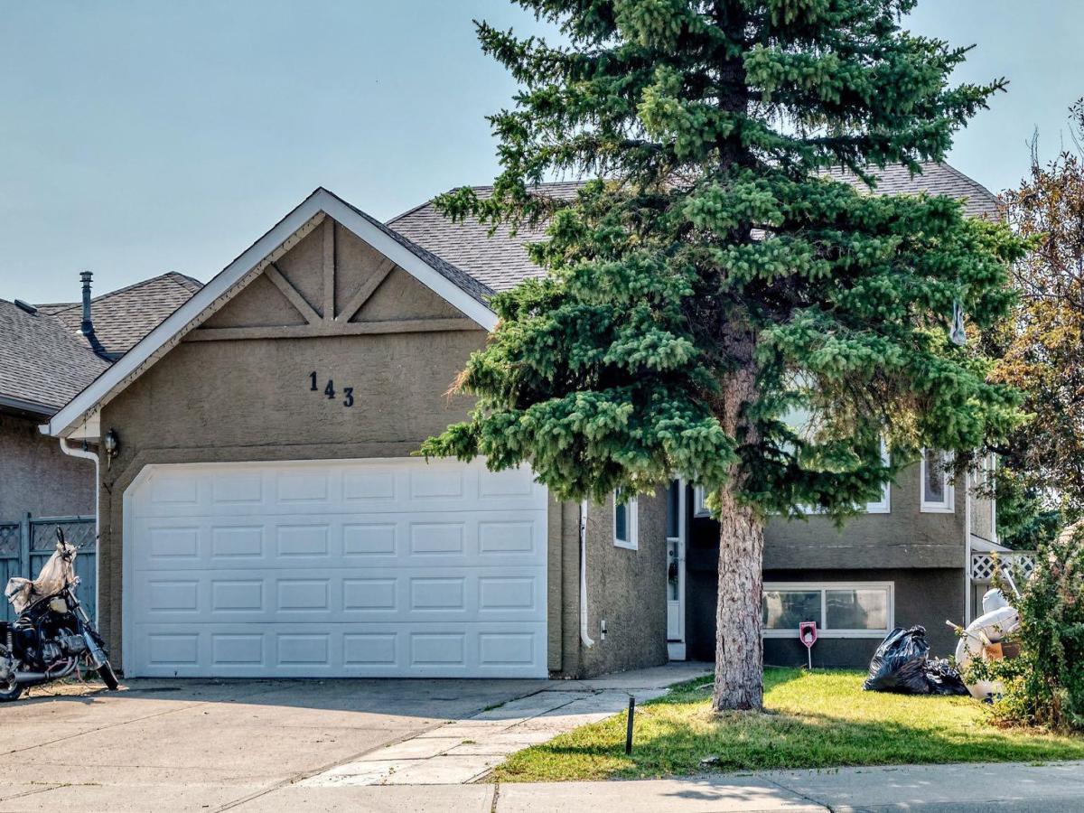 143 Applewood Drive SE Calgary AB T2A 7B8 | MLS #A2339020 MLS #A2339020 image #0