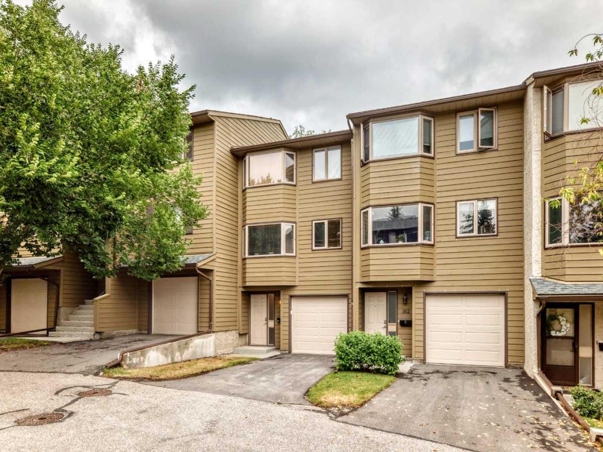 164 Glamis Terrace SW Calgary AB t3e 6v3 | MLS #A2339132 MLS #A2339132 image #0
