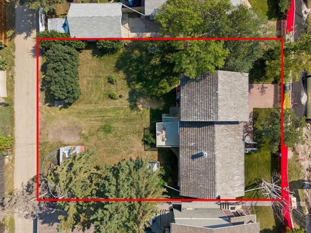 8832 34 Avenue NW Calgary AB T3B 1R8 | MLS #A2339356 MLS #A2339356 image #0