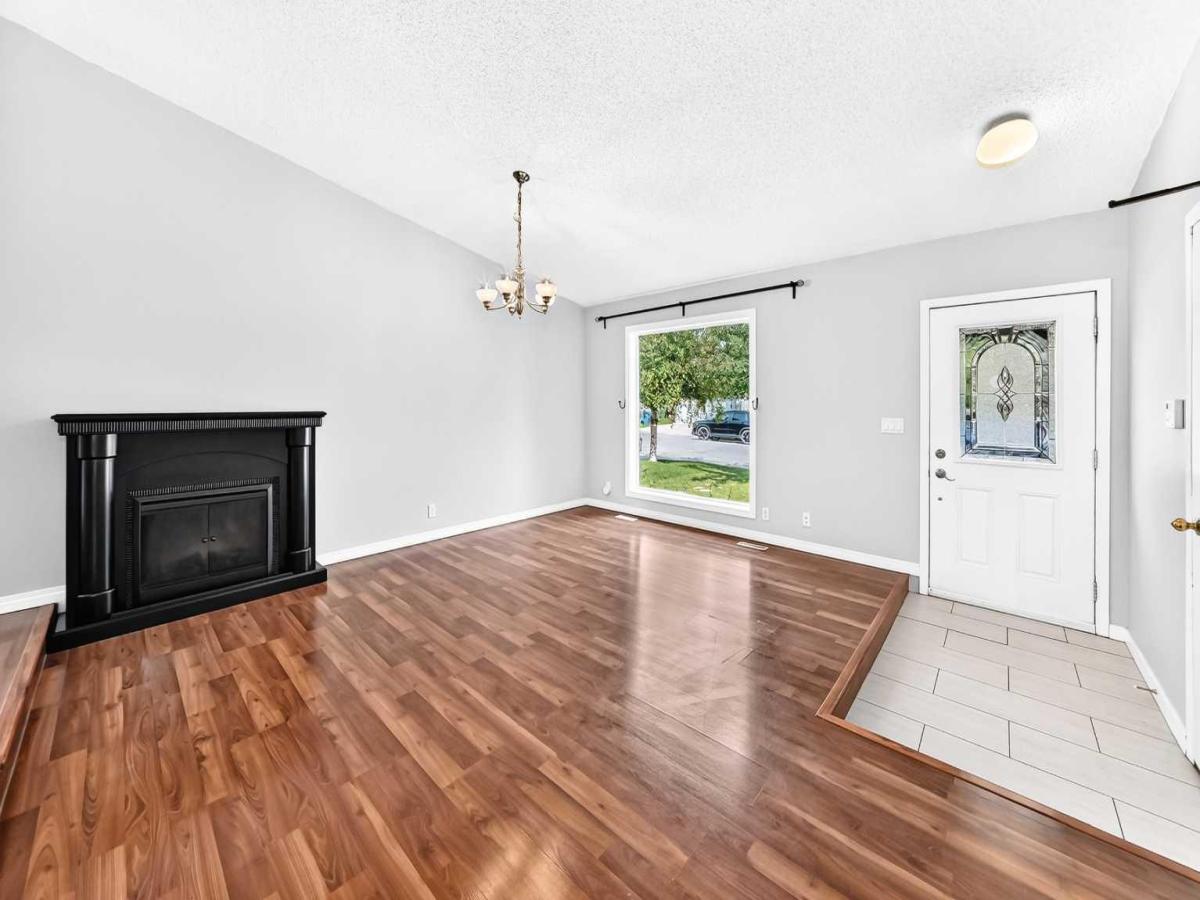 Houses MLS #A2339371 image #0