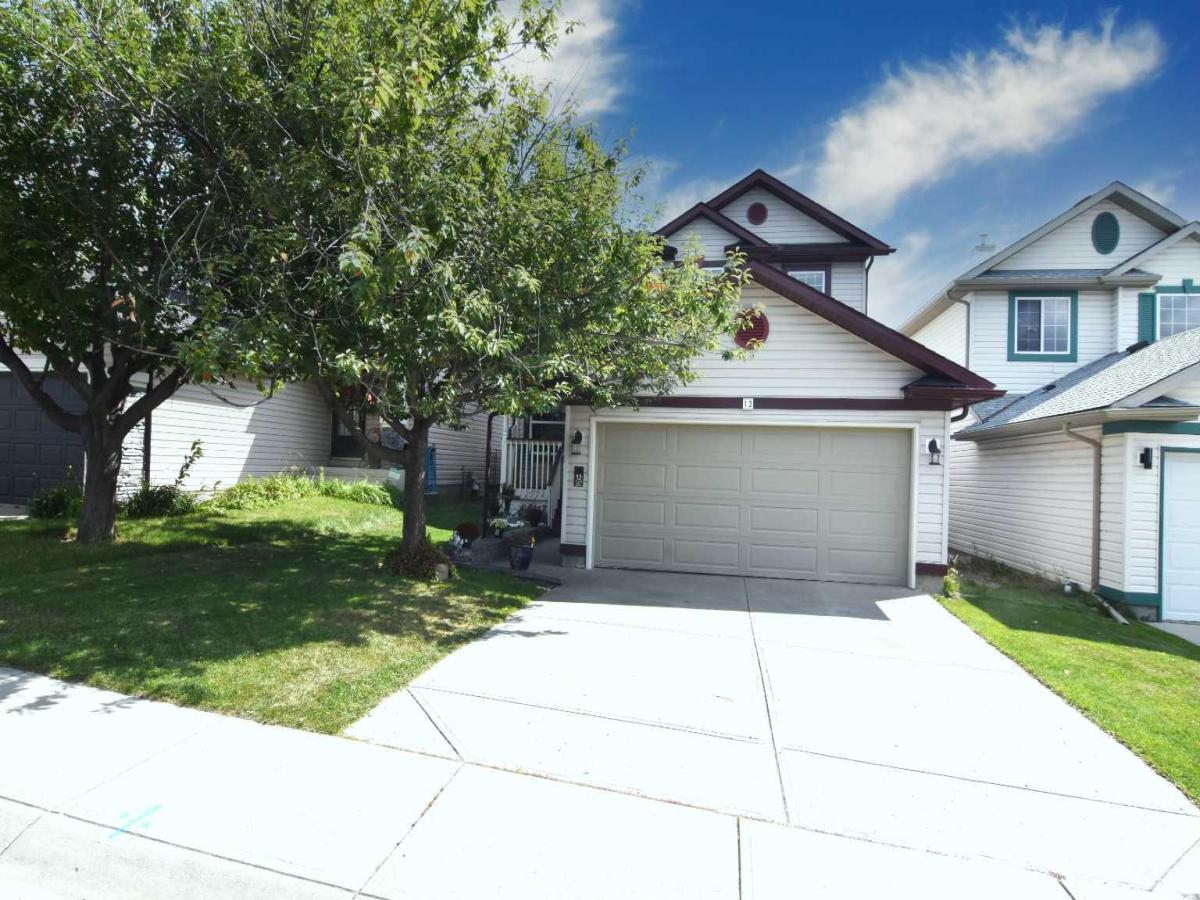 12 Country Hills Gate NW Calgary AB T3K 5C8 | MLS #A2340057 MLS #A2340057 image #0