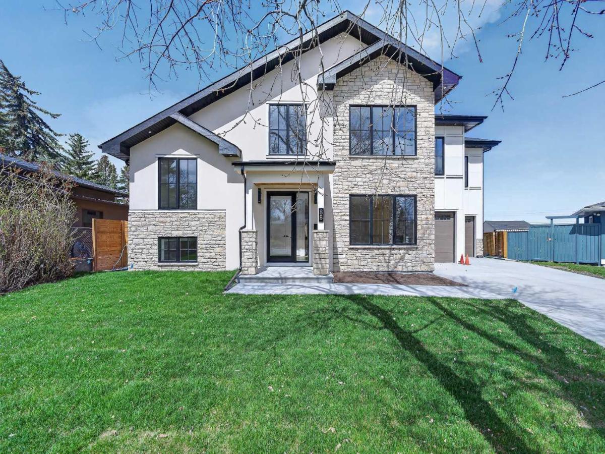 88 Woodlark Drive SW Calgary AB T3C 4H5 | MLS #A2340197 MLS #A2340197 image #0