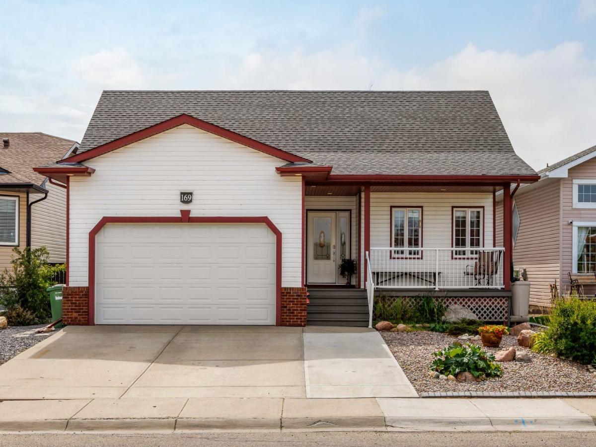 169 Parklane Drive Strathmore AB T1P 1V8 | MLS #A2342916 MLS #A2342916 image #0