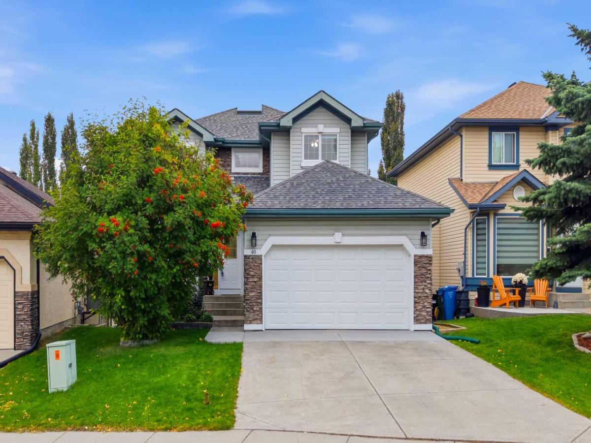 40 Valley Creek Crescent NW Calgary AB T3B 5V2 | MLS #A2343798 MLS #A2343798 image #0